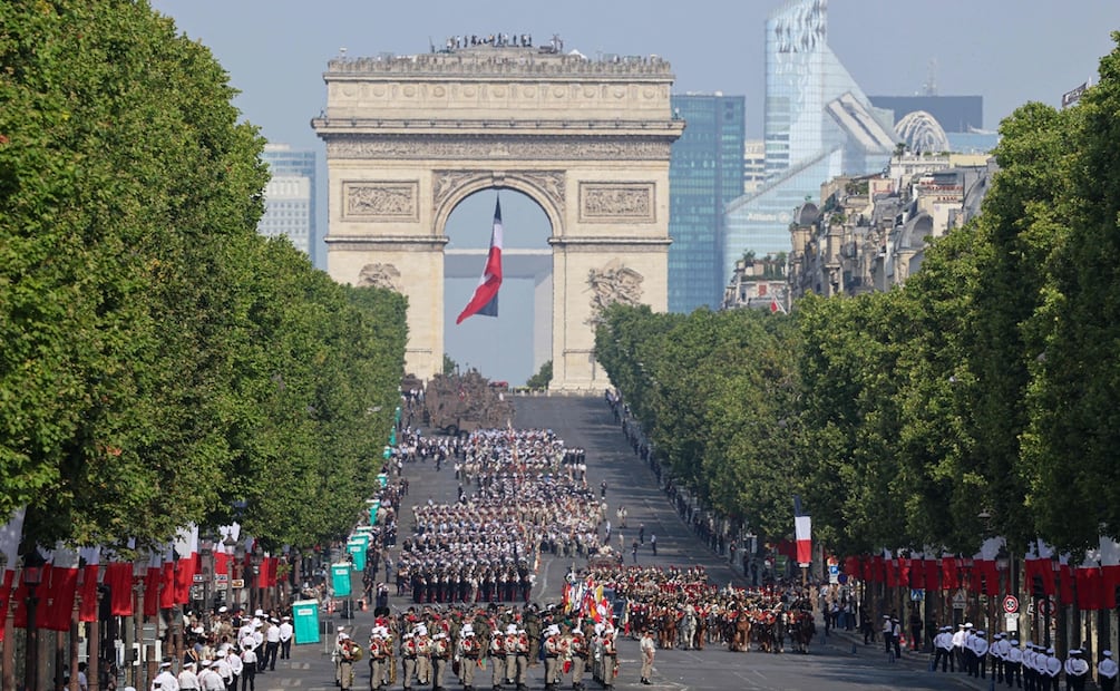 Miles de soldados desfilaron entre el Arco de Triunfo y la plaza de la Concordia con motivo de la fiesta nacional, que conmemora la toma de la Bastilla en 1789, al inicio de la Revolución Francesa. Foto: AFP