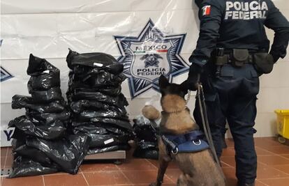 Aseguran 137 kilos de cristal ocultos entre rollos de hilo textil en Sonora