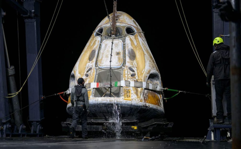 Una foto proporcionada por la Administración Nacional de Aeronáutica y del Espacio (NASA) muestra a los equipos de apoyo a bordo de la nave de recuperación de SpaceX, SHANNON, trabajando alrededor de la nave espacial SpaceX Dragon Endeavour poco después de su aterrizaje con los astronautas de la NASA Zena Cardman, Mike Fincke, la astronauta de JAXA (Agencia de Exploración Aeroespacial de Japón) Kimiya Yui y el cosmonauta de Roscosmos Oleg Platonov a bordo en el océano Pacífico frente a la costa de Long Beach, California, EE. UU., el 15 de enero de 2026. Cardman, Fincke, Yui y Platonov regresan tras 167 días en el espacio como parte de la Expedición 74 a bordo de la Estación Espacial Internacional. Foto: EFE