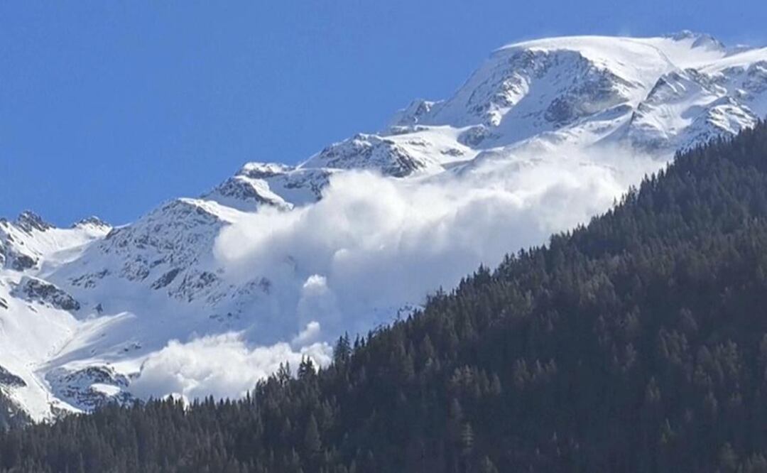 En esta foto proporcionada por Contamines Montjoie, una avalancha desciende por el glaciar Armancette en Contamines-Montjoie, Francia. Foto: AP