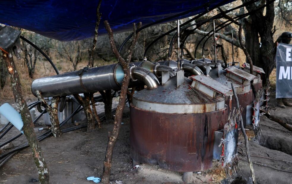 Desde este espacio, ubicado en el cerro, se podían elaborar seis millones de dosis de metanfetaminas entre 30 y 40 días, al parecer por presuntos integrantes del Cártel Jalisco Nueva Generación (CJNG), que tiene influencia en la zona. Foto: Diego Simón Sánchez/EL UNIVERSAL
