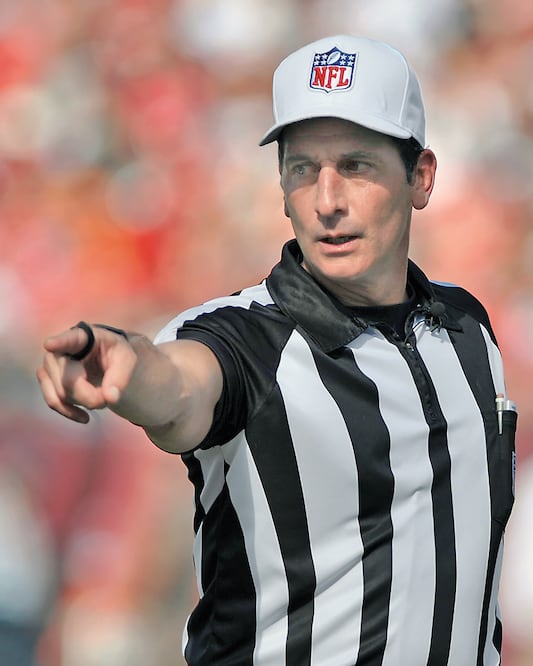 Gene Steratore y sus subordinados perjudicaron el juego con sus decisiones (ARCHIVO. EL UNIVERSAL)