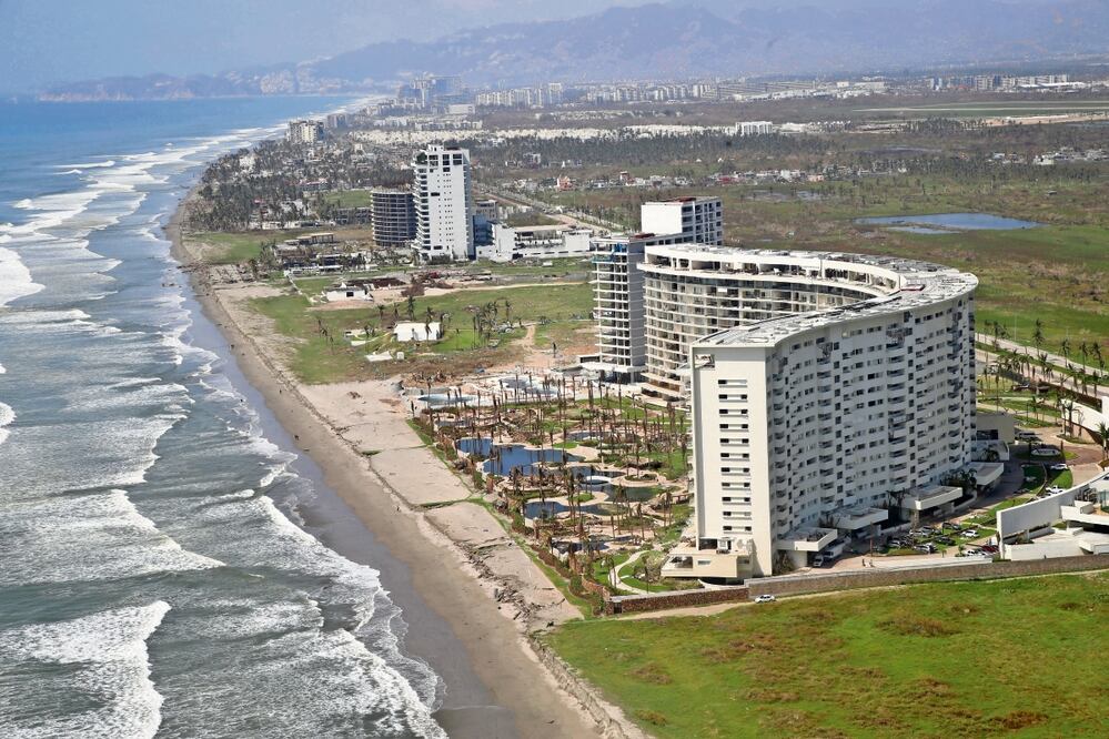 Científicos han detectado que el agua de los mares ha desplazado la línea del mar en playas mexicanas, lo que aumenta la posibilidad de eventos extremos y peligrosos, como sucedió con Otis. Foto: Valente Rosas / EL UNIVERSAL