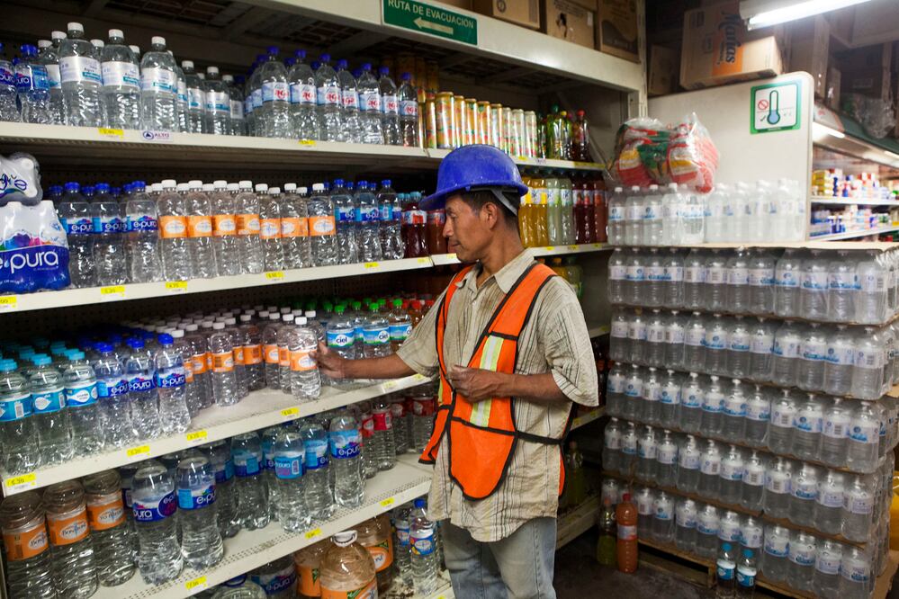 Las grandes compañías venden mil por ciento más caro las botellas de agua de un litro; su precio real es de 10 centavos, según el CIDE (ARCHIVO EL UNIVERSAL)