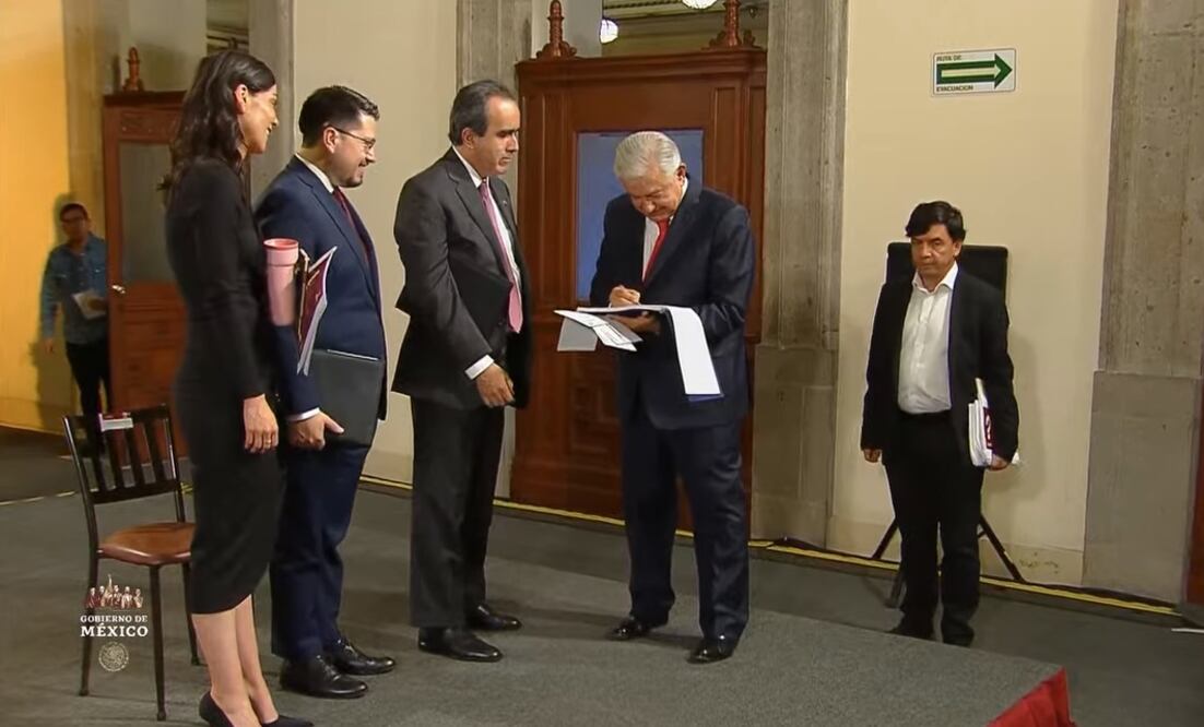 AMLO regala su tesis firmada al youtuber Lord Molécula. Foto: Captura de pantalla