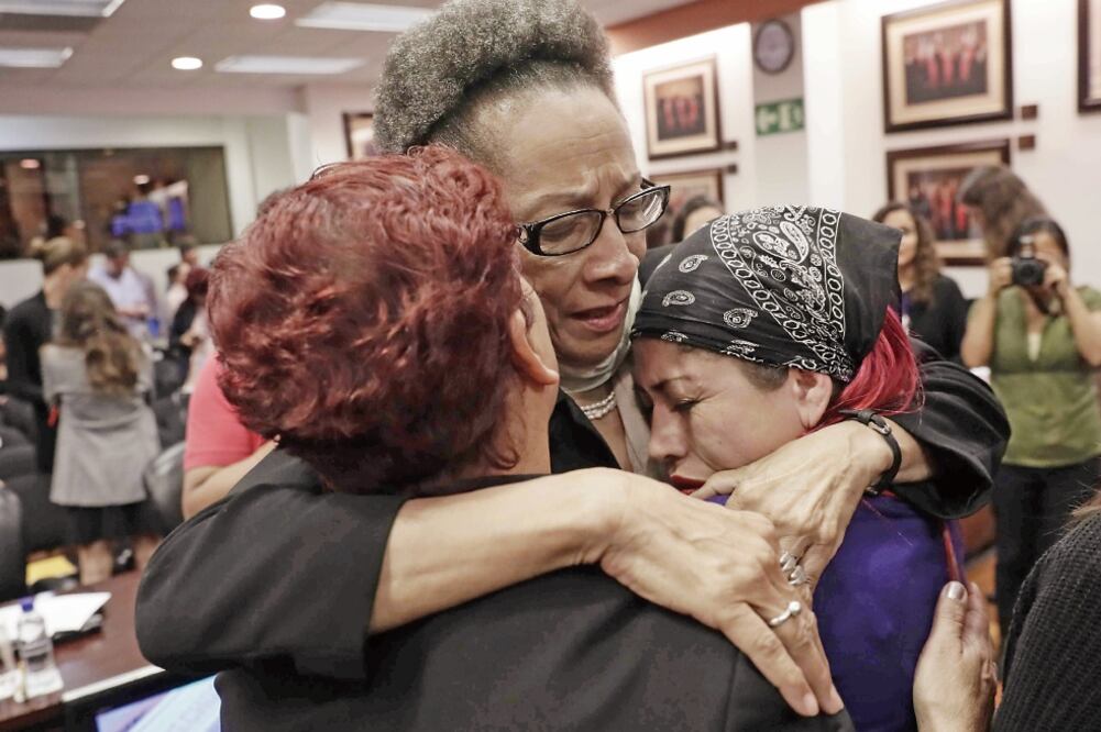 La vicepresidenta de la Comisión Interamericana de Derechos Humanos, Margaret May Macaulay, consoló a algunas de las mujeres que dieron su testimonio. Foto: EFE