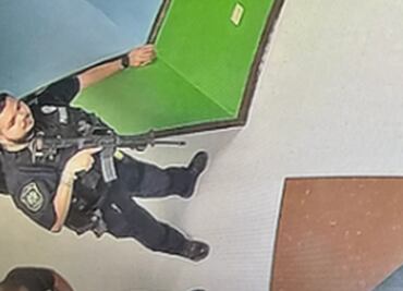 Imágenes inéditas muestran a policías armados en el pasillo de la escuela de Uvalde durante tiroteo