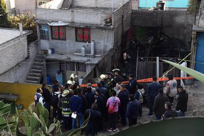 Trasladan a albergue a familiares de menores fallecidos en incendio en Iztapalapa