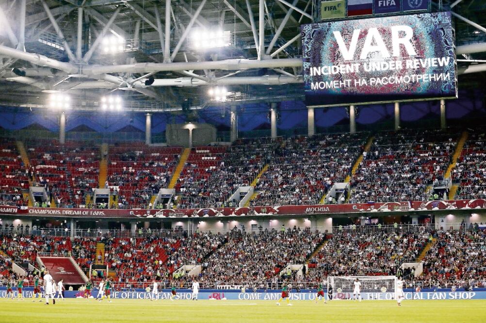 Aunque los anuncios cuentan con dos idiomas, la gente ha optado por aprender el idioma eslavo. (CARL RECINE. REUTERS)