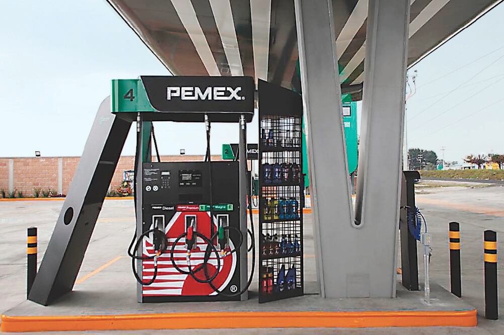 Aspecto de la nueva imagen de las gasolineras de Petróleos Mexicanos. Entre las propuestas del próximo gobierno está el de reforzar el abasto nacional. (ARCHIVO EL UNIVERSAL)