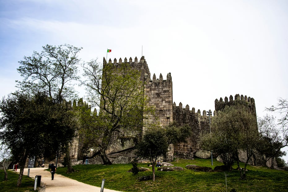 El castillo medieval de Guimarães refleja el origen histórico de Portugal y su legado cultural. Foto: Unsplash