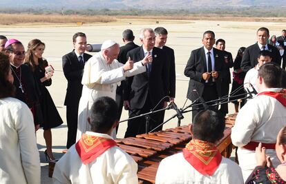 Papa bendice a ocho niños marimbistas con síndrome de Down