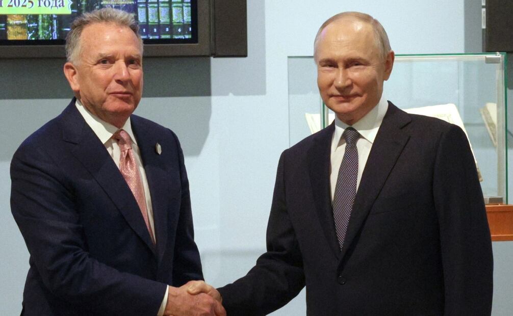 Vladimir Putin, y el enviado especial del presidente estadounidense Donald Trump, Steve Witkoff, se estrechan la mano antes de sus conversaciones en San Petersburgo, Rusia, en abril de 2025. Foto: AP