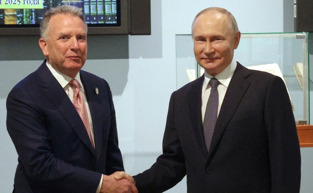 Vladimir Putin, y el enviado especial del presidente estadounidense Donald Trump, Steve Witkoff, se estrechan la mano antes de sus conversaciones en San Petersburgo, Rusia, el viernes 11 de abril de 2025. Foto: AP/Archivo