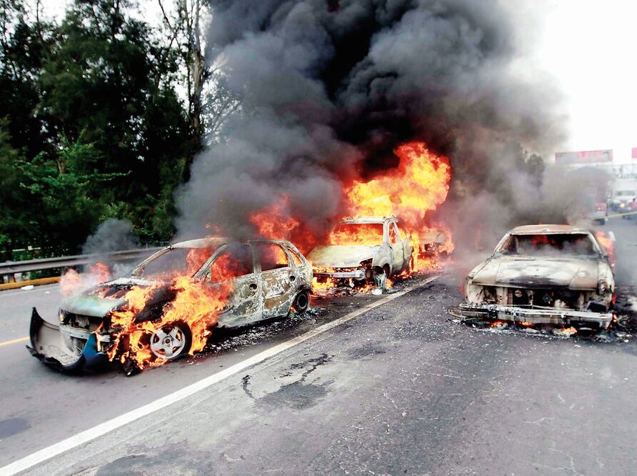Decenas de vehículos fueron quemados en diferentes municipios por integrantes del Cártel Jalisco Nueva Generación, tras la aprehensión de su líder, Nemesio Oseguera Cervantes, en 2012. Los narcobloqueos a carreteras también fueron recurrentes en esa fecha