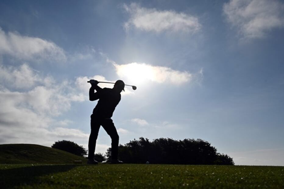 Ingleses vuelven al trabajo o a jugar al golf aunque el confinamiento continúa