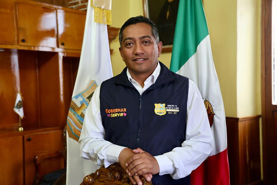 Castillo ha sido alcalde municipal en tres ocasiones. Es de los pocos funcionarios que han hablado públicamente sobre la calidad del agua en la región.