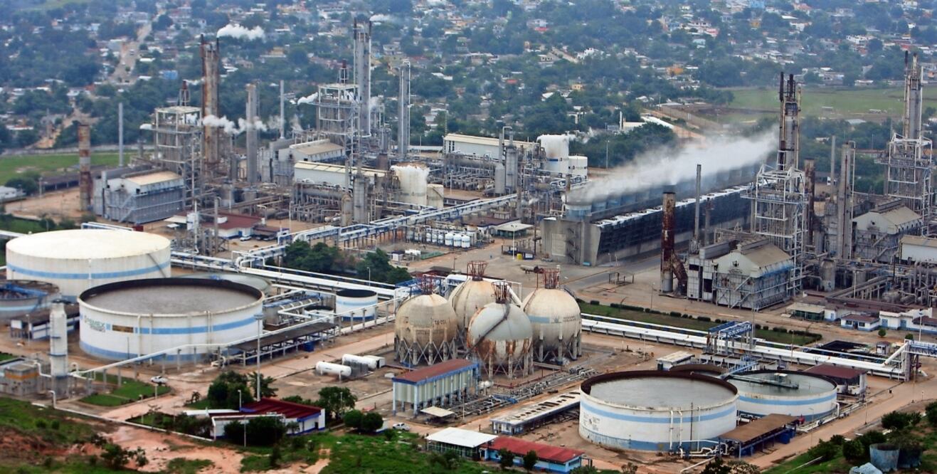 Debido a las inversiones federales tanto de Pemex, como de las aportaciones federales, esto se tradujo en aumentos de 82% en el procesamiento de crudo. Foto: Especial