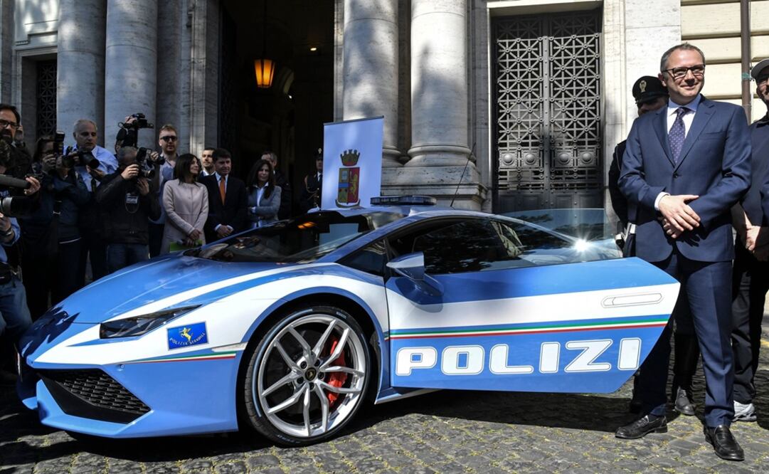 Stefano Domenicali, director ejecutivo de Automobil Lamborghini, junto al nuevo coche de policía Lamborghini "Huracan" durante una conferencia de prensa. Foto: AFP