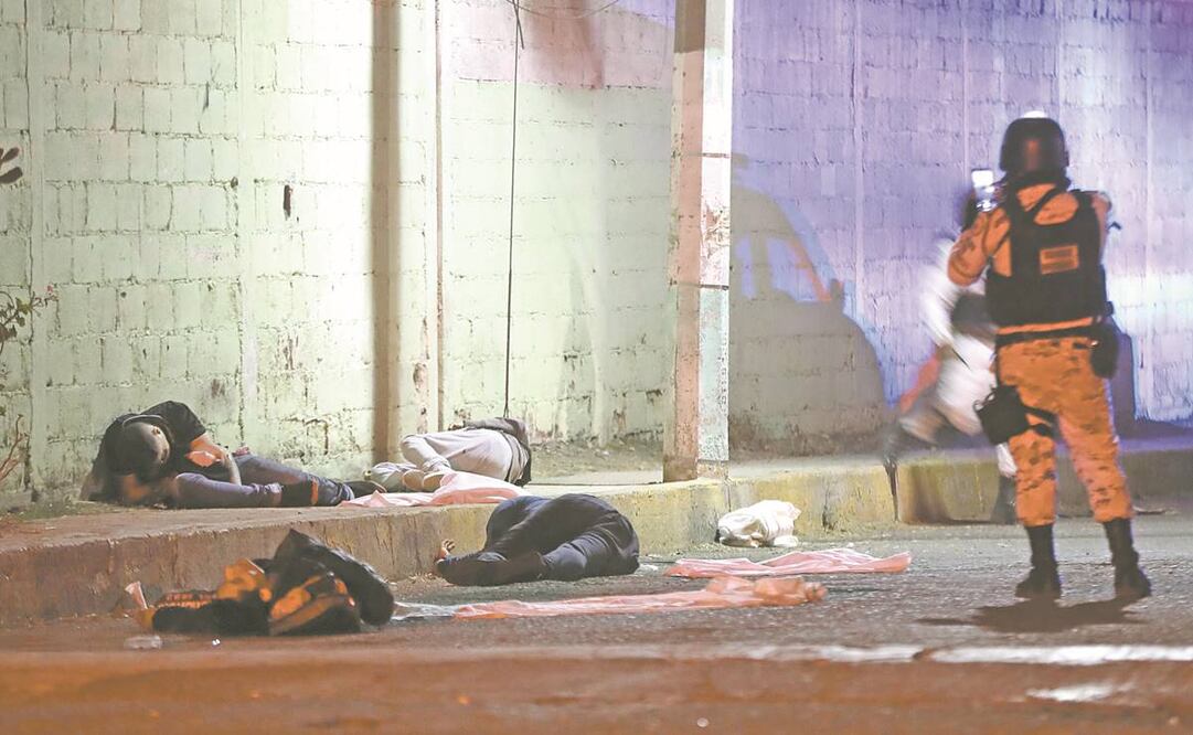 La medianoche del lunes, cuatro hombres fueron ejecutados y otro más resultó herido al ser baleados en la colonia El Obraje Diamante, en Ecatepec. Foto: Valente Rosas/ El Universal.