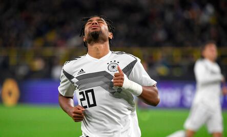 Revientan a futbolista por reírse en minuto de silencio