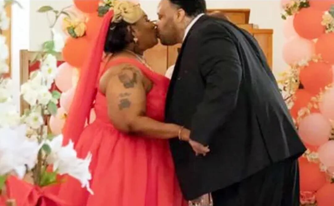 Toraze y Johnnie Mae Davis se besan en la ceremonia de su boda. Cortesía de Mónica Miller