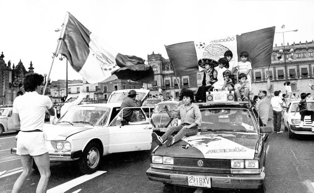 Dentro de las celebraciones de 1986, algunos capitalinos decoraron sus coches con temática mundialista. En la imagen, un vehículo luce en su cofre la bandera nacional junto con Pique, mascota del México 86. Foto: Archivo EL UNIVERSAL.