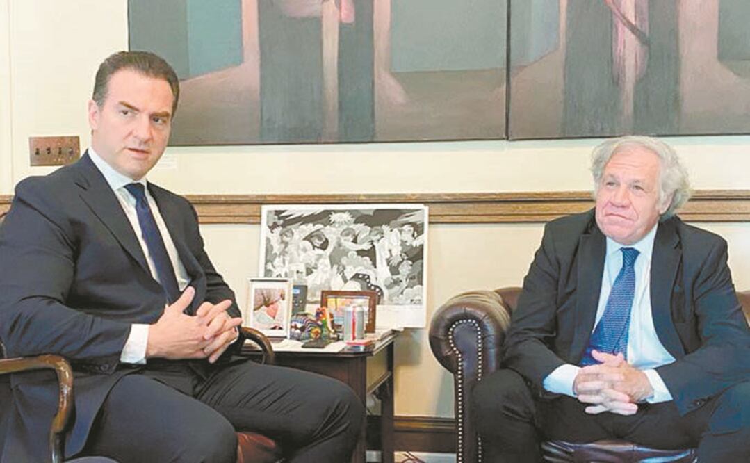 Durante su encuentro con el secretario General de la OEA, Luis Almagro (der.), Adrián de la Garza Santos expuso “la grave situación de lo que está pasando no nada más en Nuevo León, sino en México”. Foto: ESPECIAL