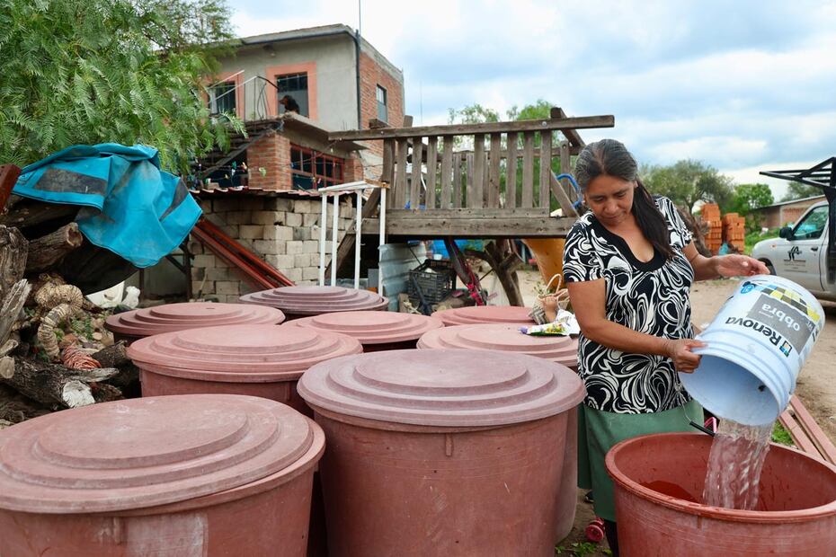 En la comunidad de Guerrero, San Miguel de Allende, los habitantes almacenan agua en tambos para su uso cotidiano. Dependen de una pipa que semanalmente envía el gobierno municipal.