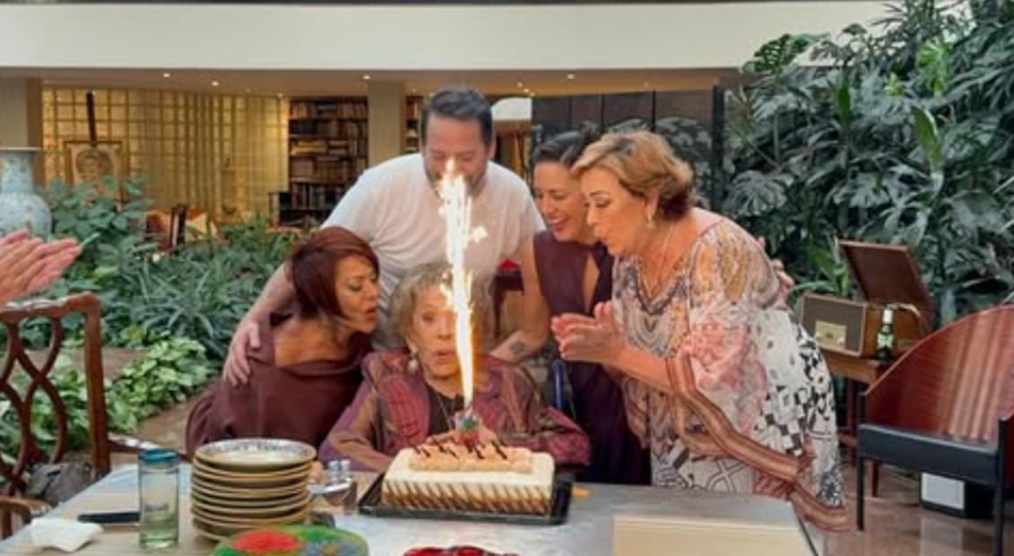 Alejandra y Luis Enrique Guzmán, junto con Stephanie Salas y Sylvia Pasquel, celebrando el Día de las Madres con Silvia Pinal, en mayo de 2024.
Foto: Instagram