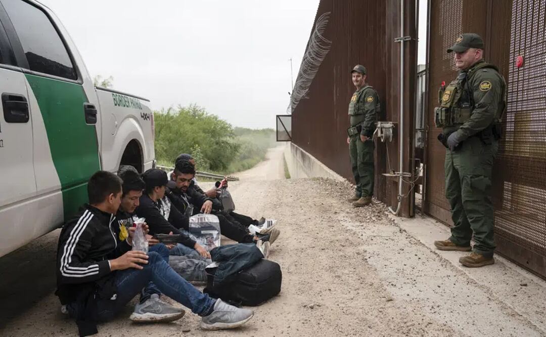 Estados Unidos está implementando una serie de nuevas medidas que reducirán el número de cruces ilegales al tiempo que ofrecen a los migrantes una vía legal hacia Estados Unidos. Foto: AP