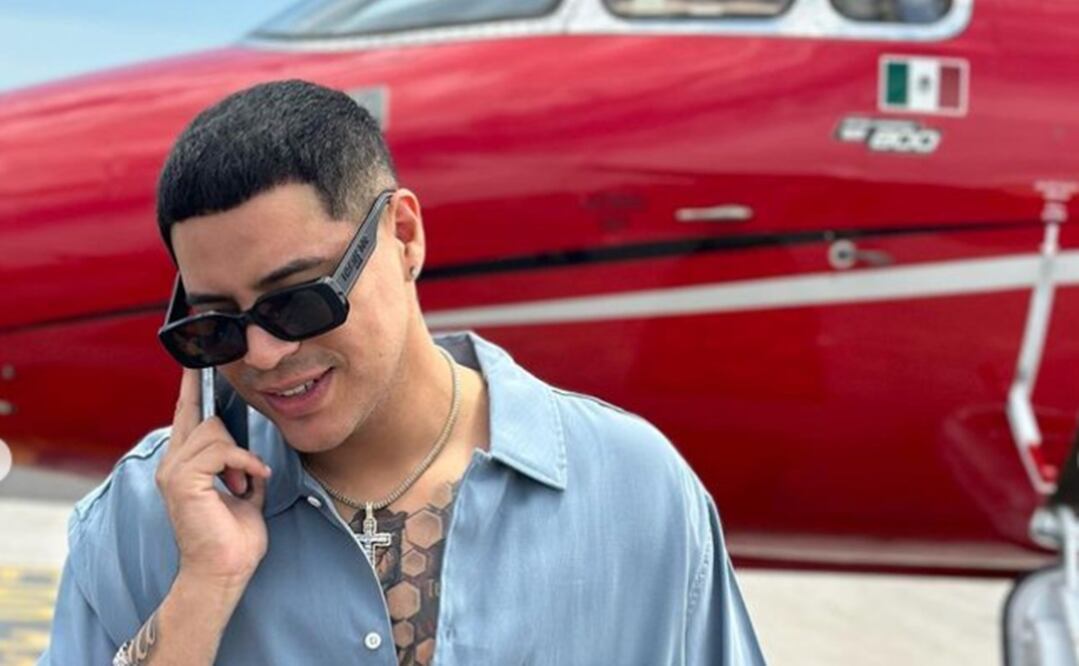 Eduin Caz posa con su avión particular recién adquirido. Foto: Instagram.