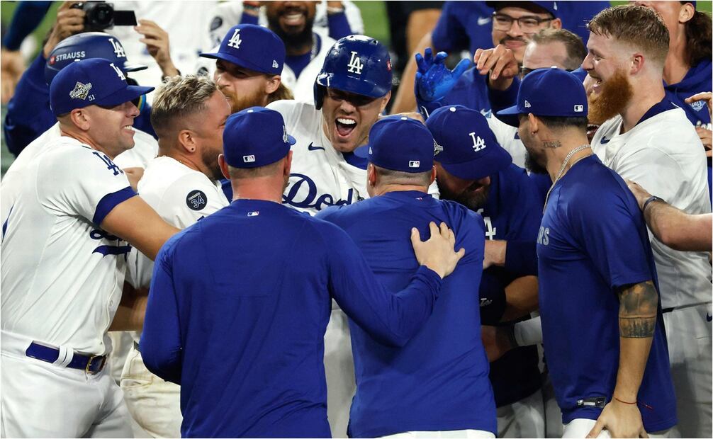 Dodgers de Los Ángeles se llevaron el Juego 3 frente a Toronto, después de 18 entradas. FOTO: AFP