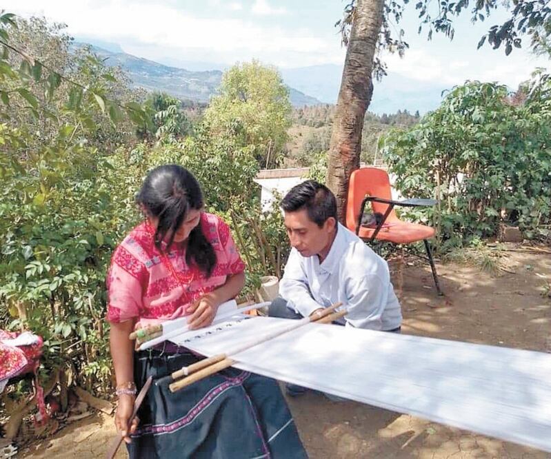 Cuando Alberto aprendió a tejer, tenía que esconderse para evitar las burlas de los miembros de su comunidad. Fotos: CORTESÍA ALBERTO LÓPEZ