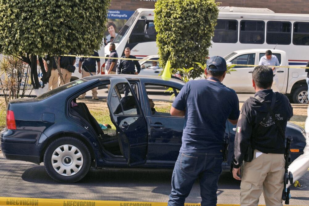 Daños. El parabrisas del auto recibió al menos una docena de impactos (MARGARITO PÉREZ RETANA. CUARTOSCURO)