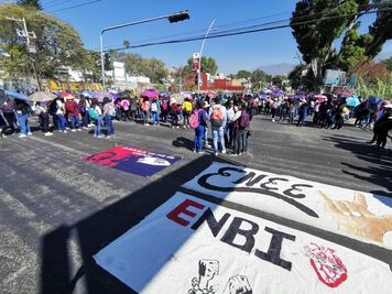 Marchan en Oaxaca por desalojo contra padres de normalistas de Ayotzinapa
