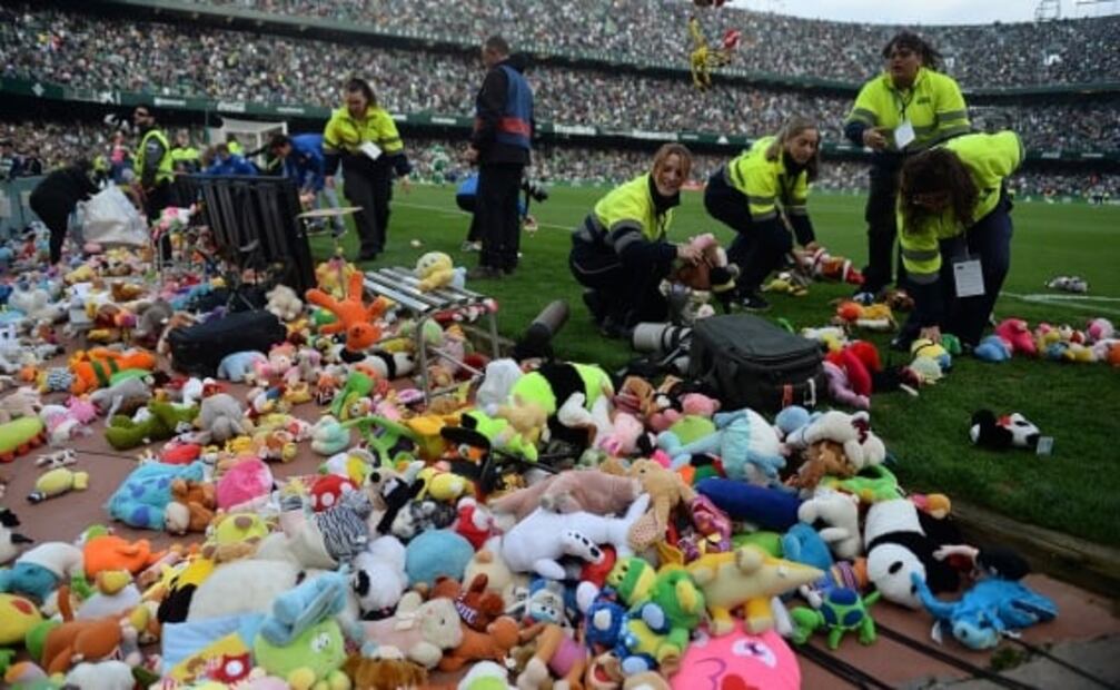 Así fue la lluvia de peluches en el estadio del Betis