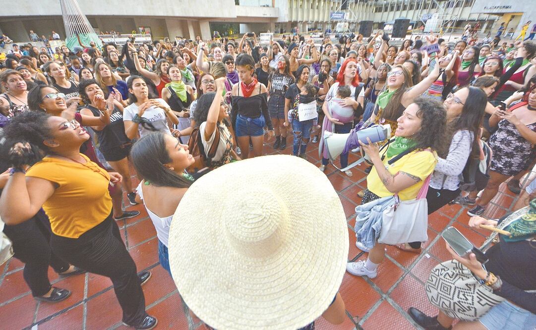 Más de 500 mujeres acudieron el lunes a tres puntos de la occidental ciudad colombiana de Cali para entonar “Un violador en tu camino”. Foto: CORTESÍA EL PAÍS