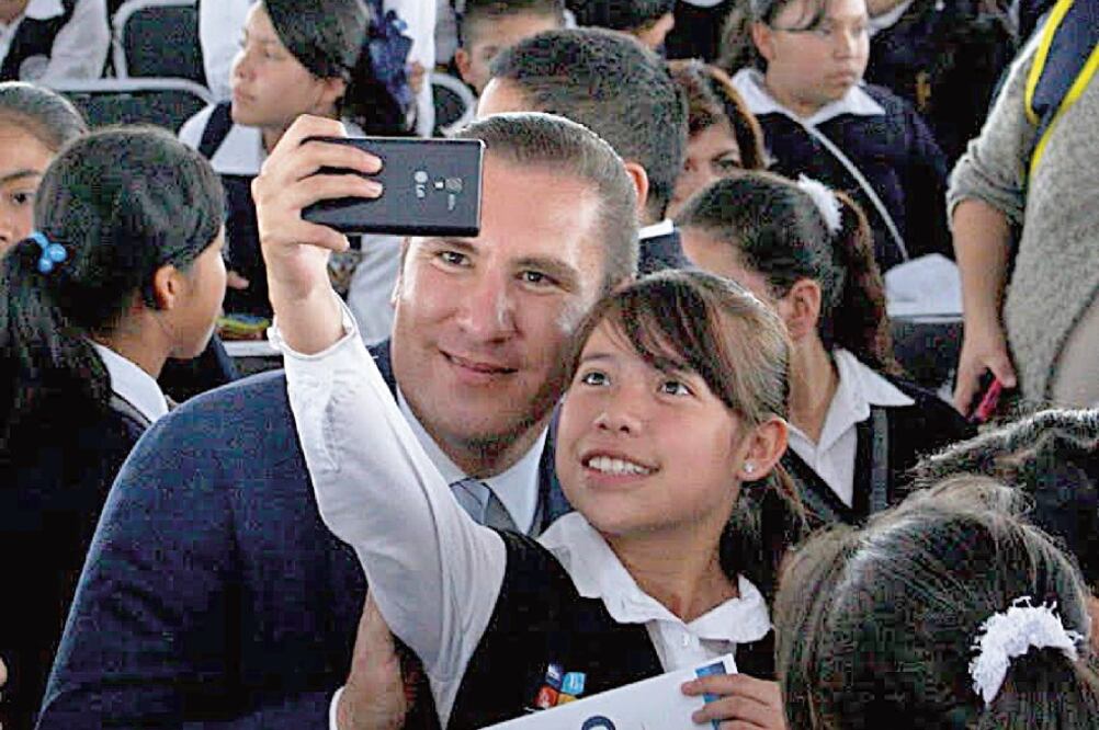El gobernador Rafael Moreno Valle encabezó la bienvenida a 516 jóvenes de secundaria y 294 de bachillerato como nuevos becarios (ESPECIAL)