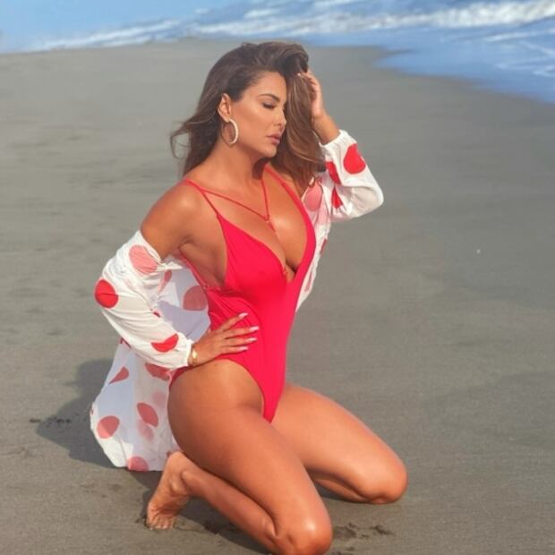 Ninel Conde eleva la temperatura de Instagram con su traje de baño