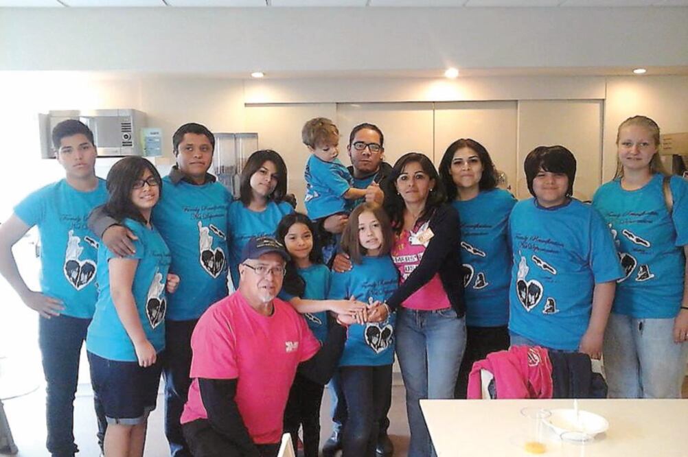 Yolanda Varona (suéter negro) quien es originaria de Taxco, Guerrero, pero vive en Tijuana, Baja California, fue deportada en 2010. Añora a sus hijos y nietos, y quiere volver a EU. (CORTESÍA DREAMERS MOM USA/TIJUANA)