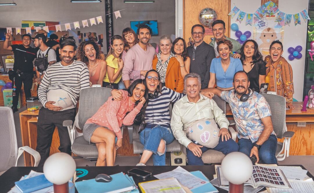 Mintz con el equipo de la serie de comedia, que está disponible por ViX. Foto: de ViX