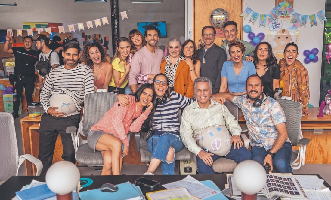 Mintz con el equipo de la serie de comedia, que está disponible por ViX. Foto: de ViX
