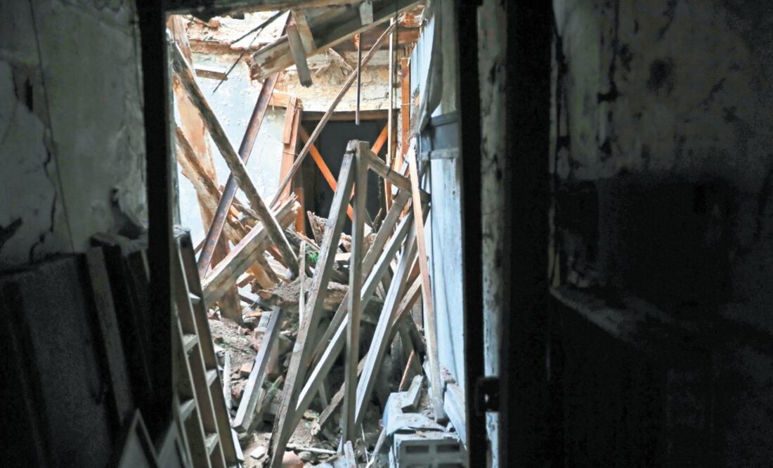 Al interior del inmueble se observan varios polines rotos. Fotos: GERMÁN ESPINOSA. EL UNIVERSAL