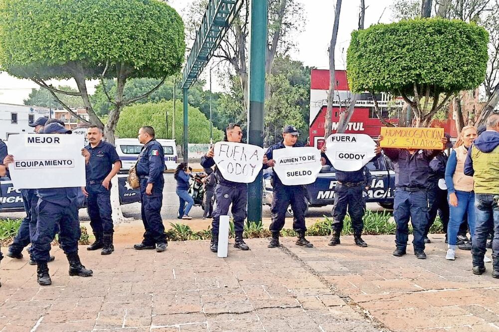 Los policías también demandan al gobierno de Michoacán mejores condiciones laborales, equipo, armas, seguro de vida y respeto a su labor. / CHARBELL LUCIO. EL UNIVERSAL