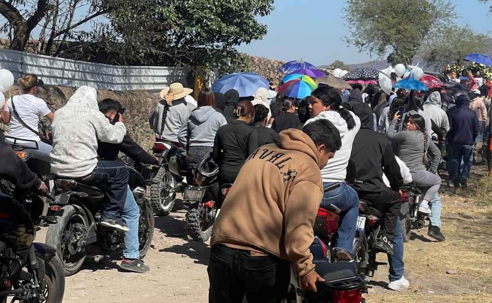 Decenas de personas asisten a sepultar a las víctimas (27/01/2026). Foto: Xóchitl Álvarez / EL UNIVERSAL