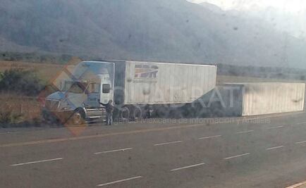 Vuelca tráiler por fuertes vientos en Oaxaca