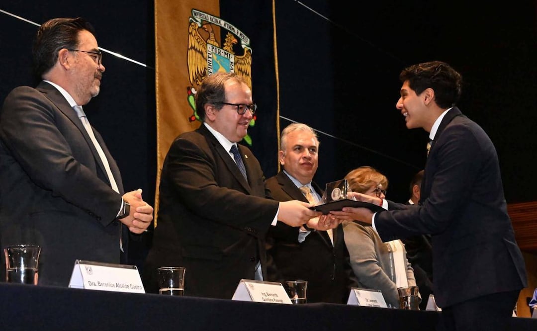 Rector de la UNAM, Leonardo Lomelí Vanegas, entrega Premio Ingeniero Bernardo Quintana Arrioja (13/06/2026). Foto: Especial