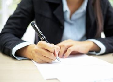 ¿Cuál es el significado de que una persona escriba su nombre completo en la firma?; esto dice la IA