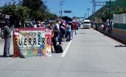 Docentes bloquean autopista en crucero de Chichihualco, Guerrero